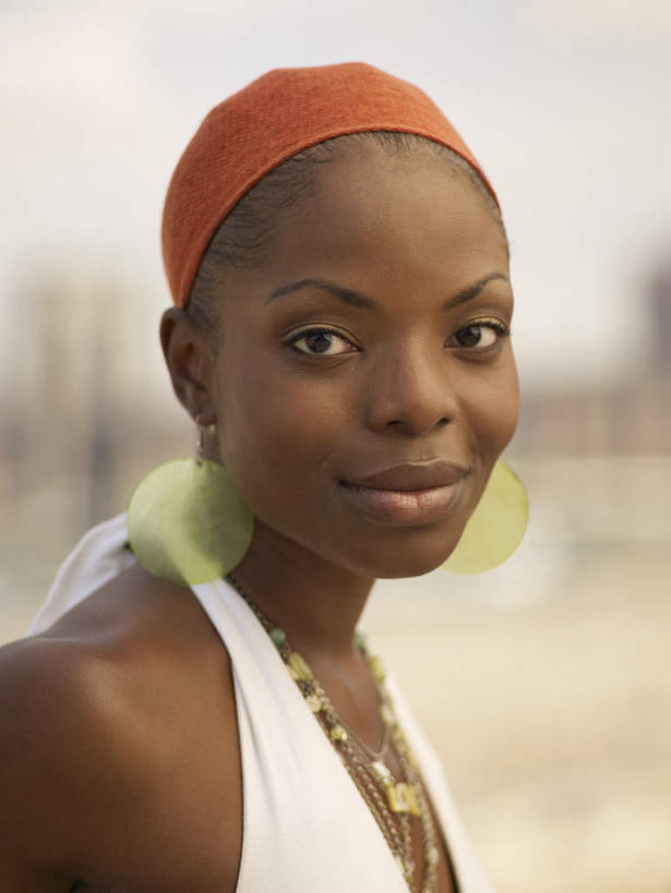 西方人,脸,头,脸颊,一个人,站,笑,微笑,竖图,室外,特写,白天,侧面,项链,吊带,欧洲,非洲,黑人,欧洲人,仅一个女性,仅一个人,一条,阴影,服装,朦胧,模糊,光线,头巾,影子,注视,吊带衫,肩膀,装饰品,衣服,白色,阳光,饰品,首饰,观察,看,站着,仅一个中年女性,服饰,观看,察看,衣着,穿着,关注,衣饰,女人,女性,中年女性,非洲人,头部,脸部,脸蛋,面部,站立,半身,彩图