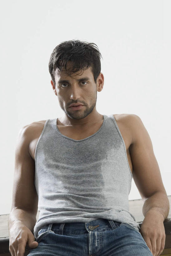 西方人,一个人,坐,竖图,室内,白天,白色背景,正面,欧洲,欧洲人,仅一个男性,仅一个人,阴影,服装,裤子,反射,影子,注视,牛仔裤,休闲装,仅一个年轻男性,衣服,观察,看,休闲,休闲服,搭,摄影,服饰,影棚,观看,察看,搭着,关注,男人,男性,年轻男性,白种人,坐着,半身,彩图,影棚拍摄,拍摄