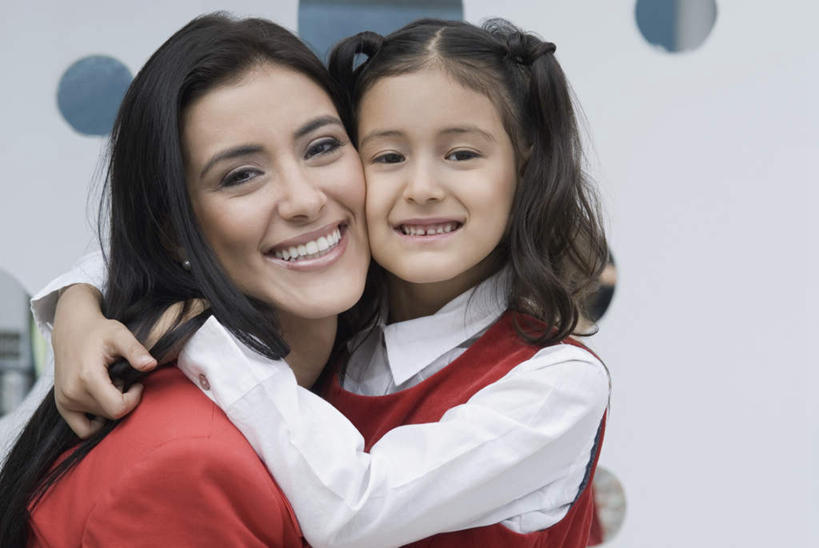 西方人,儿童,两个人,家庭,母亲,女儿,站,蹲,抱,笑,微笑,露齿笑,横图,室外,白天,侧面,纯洁,欧洲,欧洲人,阴影,服装,反射,影子,墙,注视,休闲装,墙壁,墙面,小孩,衣服,红色,白色,观察,看,站着,休闲,温暖,温馨,母女,一家人,休闲服,可爱,母爱,童年,童趣,服饰,抱着,观看,和睦,察看,搂着,关注,童真,烂漫,无邪,天真,年轻女性,女孩,女人,女性,白种人,孩子,年轻人,蹲着,搂,搂抱,站立,半身,彩图,融洽,女生