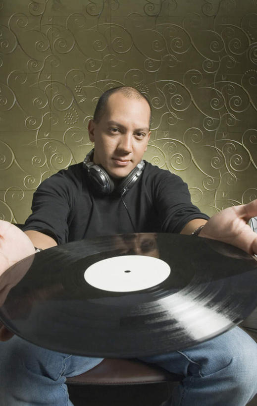 西方人,一个人,坐,竖图,室内,夜晚,正面,聚会,奢侈,夜生活,快乐,满意,幸福,数据,欧洲,欧洲人,仅一个男性,仅一个人,仅一个中年男性,握,阴影,服装,反射,信息,光盘,影子,光碟,音响,音乐,注视,休闲装,娱乐,存储介质,一个,衣服,黑色,耳机,观察,看,享受,休闲,休闲服,放松,握着,服饰,单个,观看,夜店,碟片,存储,CD光盘,察看,舒适,享乐,关注,夜总会,CD唱片,CD光碟,男人,男性,中年男性,白种人,坐着,半身,彩图