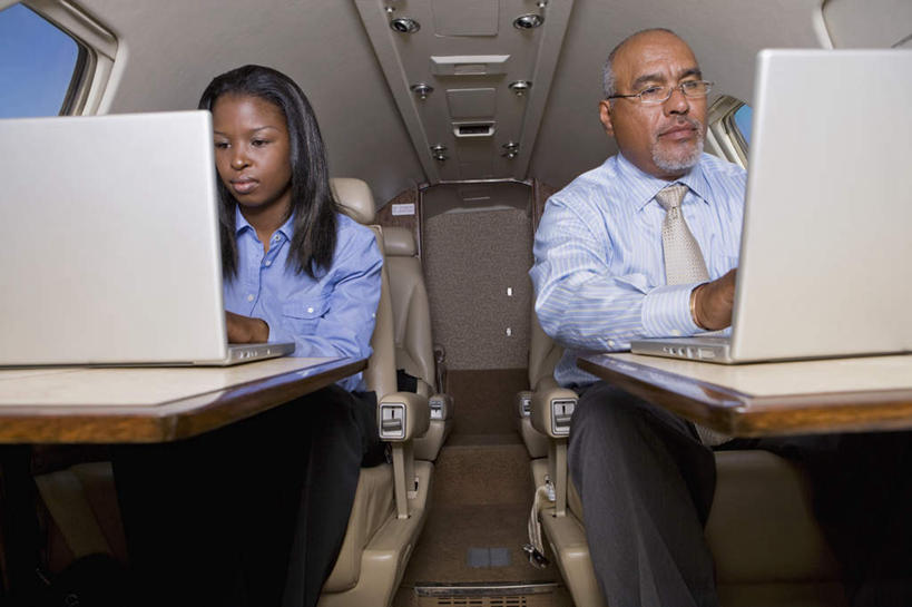 西方人,两个人,同事,商务人士,商务男性,商务女性,坐,横图,室内,白天,正面,衬衫,成功,合作,团队,集体,信心,电脑,笔记本电脑,飞机,欧洲,非洲,黑人,欧洲人,一副,敲打,阴影,套装,反射,网络,眼镜,影子,领带,交通,注视,输入,通讯设备,航空,队伍,交通工具,打字,观察,看,运输,一架,观看,老花镜,点击,敲击,两台,察看,无线,领导,客机,象征,庄重,成就,关注,载具,通信设备,商务装,身份,无线网络,合伙,领袖,无线上网,便携式电脑,工薪阶层,正式,地位,远视眼镜,按键,手提电脑,老年男性,男人,男性,女人,女性,中年女性,非洲人,白领,上班族,坐着,半身,彩图,衬衣