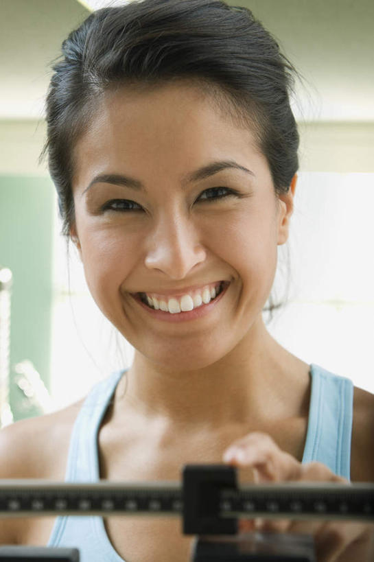 西方人,脸,头,脸颊,头发,一个人,站,笑,微笑,露齿笑,竖图,室内,特写,白天,正面,仪器,欧洲,欧洲人,仅一个年轻女性,仅一个女性,仅一个人,握,阴影,服装,朦胧,模糊,反射,影子,生活,注视,休闲装,肩膀,衣服,黑色,观察,看,站着,休闲,健康,休闲服,握着,服饰,观看,察看,衡量,体重,关注,计量,衡器,健康秤,年轻女性,女人,女性,白种人,头部,直发,脸部,脸蛋,面部,秤,体重秤,站立,半身,彩图,短发