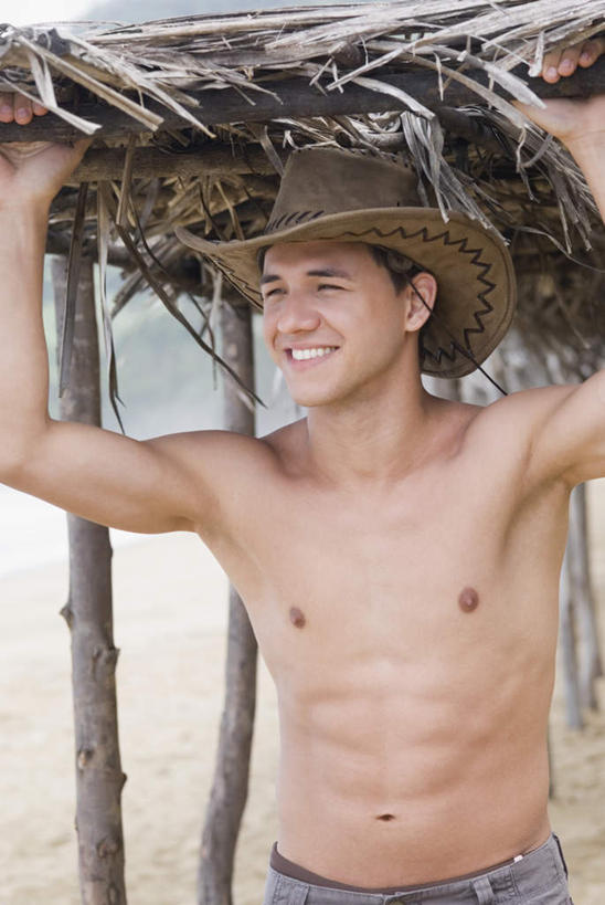 西方人,一个人,站,举,笑,微笑,露齿笑,竖图,室外,白天,正面,海浪,海洋,沙滩,帽子,欧洲,欧洲人,仅一个男性,仅一个人,阴影,光线,沙子,影子,草屋,海岸,浪花,沙地,注视,裸露,仅一个年轻男性,阳光,海水,观察,看,托,站着,牛仔帽,观看,察看,关注,裸,海景,一顶,男人,男性,年轻男性,白种人,大海,风浪,海,海水的波动,海滩,近岸浪,涌浪,举起,举手,举着,向上举,向上伸,向上托,站立,半身,彩图,茅舍,茅屋