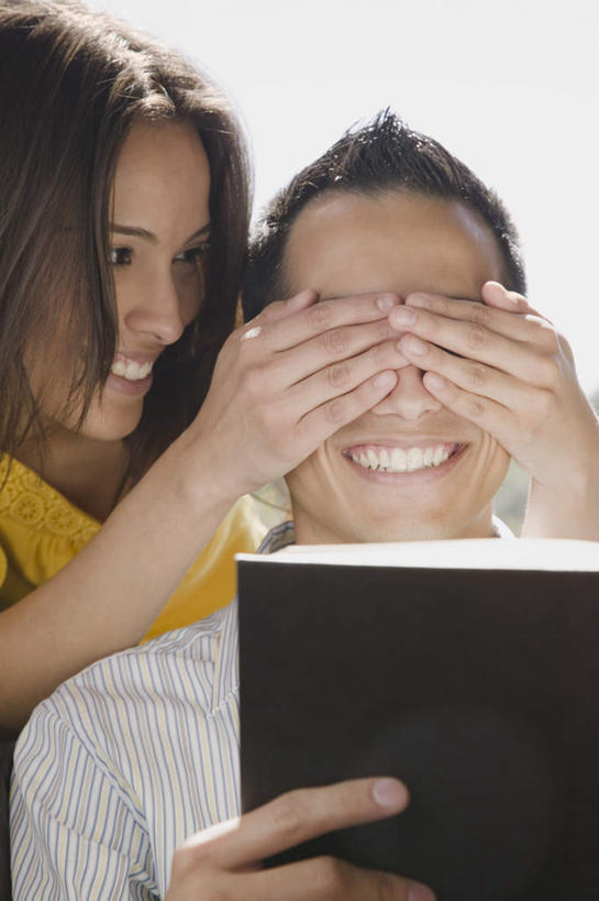 西方人,两个人,笑,微笑,露齿笑,竖图,室内,白天,白色背景,正面,爱情,书籍,欧洲,欧洲人,一本,阴影,服装,反射,影子,浪漫,注视,休闲装,衣服,观察,看,休闲,温暖,温馨,休闲服,恩爱,遮,遮掩,恋人,摄影,服饰,影棚,观看,和睦,察看,掩盖,遮挡,关注,遮盖,掩饰,男人,男性,年轻男性,年轻女性,女人,女性,白种人,情侣,书,图书,半身,彩图,影棚拍摄,拍摄,伴侣,融洽