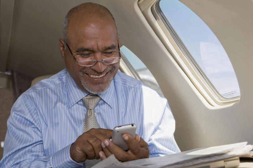 西方人,一个人,商务人士,商务男性,坐,笑,打电话,微笑,露齿笑,横图,室内,白天,正面,衬衫,窗户,飞机,电话,手机,欧洲,欧洲人,仅一个男性,仅一个人,一副,敲打,握,阴影,套装,反射,材料,档案,文件,眼镜,影子,领带,交通,注视,输入,通讯设备,航空,资料,交通工具,打字,低头,观察,看,仅一个老年男性,握着,运输,一架,观看,老花镜,点击,敲击,察看,客机,象征,庄重,关注,载具,文档,商务装,身份,工薪阶层,一部,正式,地位,远视眼镜,交流,按键,老年男性,男人,男性,白种人,白领,上班族,沟通,通话,坐着,半身,彩图,衬衣