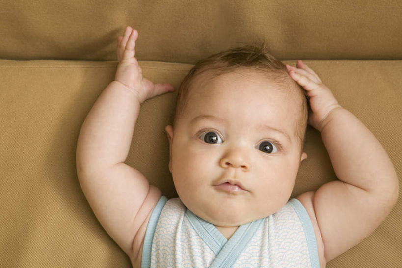 西方人,婴儿,儿童,脸,头,脸颊,一个人,躺,举,横图,俯视,室内,特写,白天,婴儿服装,纯洁,欧洲,欧洲人,仅一个人,阴影,惊讶,反射,影子,注视,肩膀,小孩,观察,看,托,可爱,活泼,观看,察看,关注,宝宝,纯真,烂漫,无邪,卧着,伶俐,天真,白种人,孩子,头部,脸部,脸蛋,面部,举起,举手,举着,躺着,卧,向上举,向上伸,向上托,半身,彩图,高角度拍摄,婴儿服