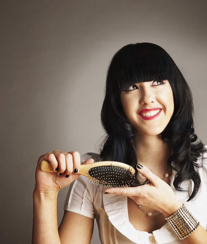 西方人,一个人,站,笑,微笑,露齿笑,竖图,室内,白天,正面,欧洲,欧洲人,仅一个年轻女性,仅一个女性,仅一个人,一把,握,阴影,灰色背景,服装,反射,影子,梳子,注视,休闲装,装饰品,衣服,饰品,手链,首饰,日用品,观察,看,站着,休闲,休闲服,握着,摄影,服饰,手镯,影棚,观看,察看,关注,镯子,美发用品,年轻女性,女人,女性,白种人,站立,半身,彩图,影棚拍摄,拍摄