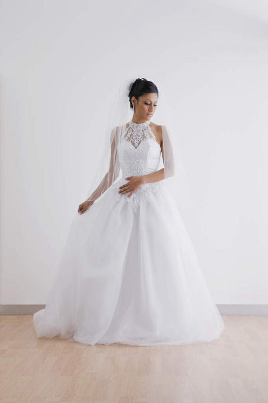 西方人,一个人,新娘,站,竖图,室内,白天,正面,婚纱,婚礼,快乐,地板,欧洲,欧洲人,仅一个年轻女性,仅一个女性,仅一个人,握,阴影,庆祝,反射,影子,墙,地面,结婚,扭头,注视,木地板,墙壁,墙面,白色,观察,看,站着,转头,喜庆,握着,观看,纪念,察看,关注,年轻女性,女人,女性,白种人,站立,彩图,全身,婚礼服,礼服,高兴