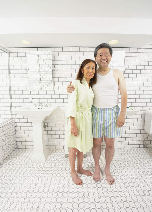 东方人,老年人,两个人,家庭,夫妻,站,笑,微笑,露齿笑,竖图,室内,白天,正面,爱情,窗户,卫生间,浴室,亚洲,阴影,睡衣,反射,影子,百叶窗,浪漫,注视,黄种人,观察,看,站着,温暖,温馨,一家人,恩爱,搭,恋人,观看,和睦,察看,搭着,关注,寝衣,老年男性,老年女性,男人,男性,女人,女性,亚洲人,夫妇,情侣,淋浴房,站立,彩图,全身,冲凉房,沐浴间,沐浴室,伴侣,融洽