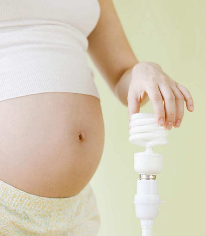 东方人,孕妇,手,一个人,站,竖图,室内,白天,正面,节能,照明,亚洲,仅一个年轻女性,仅一个女性,仅一个人,握,绿色背景,阴影,服装,环保,反射,背心,灯泡,螺旋,影子,黄种人,灯,节能灯,一个,衣服,灯具,站着,怀孕,手部,握着,摄影,服饰,影棚,能源,单个,单手,照亮,待产,衣着,穿着,低碳,照明工具,荧光灯,妊娠,准妈妈,螺旋管节能灯,衣饰,露脐装,年轻女性,女人,女性,亚洲人,产妇,站立,半身,彩图,影棚拍摄,螺旋形,拍摄