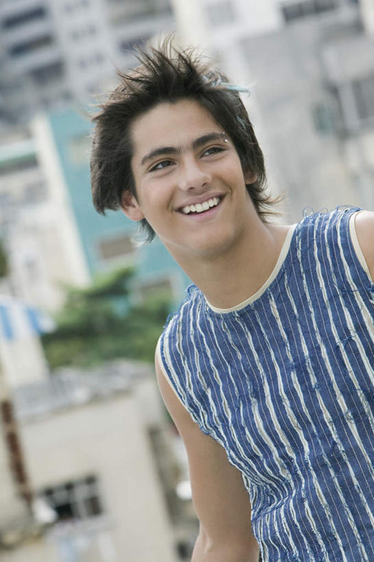 西方人,一个人,家,站,笑,微笑,露齿笑,竖图,室外,白天,正面,欧洲,欧洲人,仅一个男性,仅一个人,阴影,服装,朦胧,模糊,光线,影子,房屋,屋子,公寓,注视,休闲装,洋房,楼房,住宅,仅一个年轻男性,衣服,阳光,观察,看,站着,休闲,休闲服,服饰,观看,察看,关注,男人,男性,年轻男性,白种人,站立,半身,彩图,房子