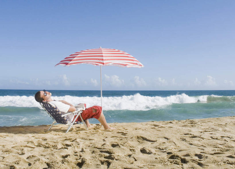 西方人,一个人,躺,闭眼,睡,横图,室外,白天,侧面,旅游,度假,海浪,海洋,美景,沙滩,椅子,欧洲,欧洲人,仅一个男性,仅一个人,阴影,服装,光线,伞,沙子,影子,雨伞,遮阳伞,躺椅,海岸,景观,浪花,水平线,辽阔,海平线,沙地,休闲装,娱乐,阳伞,仅一个年轻男性,衣服,蓝色,蓝天,天空,阳光,自然,海水,天,享受,休闲,广阔,休闲服,景色,放松,服饰,晴朗,一望无际,沙滩椅,太阳伞,自然风光,海景,万里无云,无边无际,一马平川,卧着,男人,男性,年轻男性,白种人,大海,风浪,海,海水的波动,海滩,近岸浪,涌浪,晴空,晴空万里,闭眼睛,闭着眼,闭着眼睛,困,困觉,寝息,睡觉,躺着,卧,彩图,全身,水天相接,水天一线