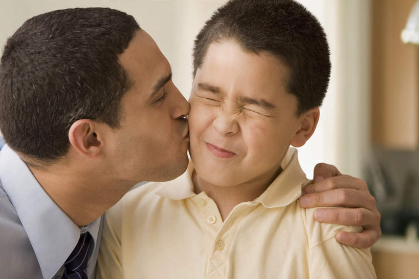 西方人,儿童,中年人,两个人,家庭,父亲,儿子,闭眼,吻,横图,室内,白天,正面,纯洁,台灯,照明,欧洲,非洲,黑人,欧洲人,阴影,服装,朦胧,模糊,反射,影子,墙,灯光,休闲装,墙壁,墙面,灯,小孩,衣服,灯具,休闲,温暖,温馨,父子,一家人,休闲服,父爱,可爱,童年,童趣,搭,服饰,照亮,和睦,照明设备,搭着,童真,烂漫,无邪,天真,男孩,男人,男性,中年男性,非洲人,孩子,闭眼睛,闭着眼,闭着眼睛,亲,亲吻,半身,彩图,融洽,男生