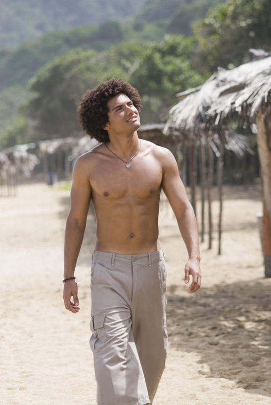 西方人,一个人,走,笑,微笑,露齿笑,竖图,室外,白天,正面,旅游,度假,美景,沙滩,植物,欧洲,非洲,黑人,欧洲人,仅一个男性,仅一个人,阴影,裤子,朦胧,模糊,光线,沙子,影子,草屋,海岸,景观,沙地,注视,娱乐,裸露,树,树木,仅一个年轻男性,绿色,阳光,自然,观察,看,享受,休闲,景色,放松,生长,成长,观看,察看,关注,自然风光,裸,男人,男性,年轻男性,非洲人,海滩,步行,散步,抬头,仰头,走路,半身,彩图,茅舍,茅屋