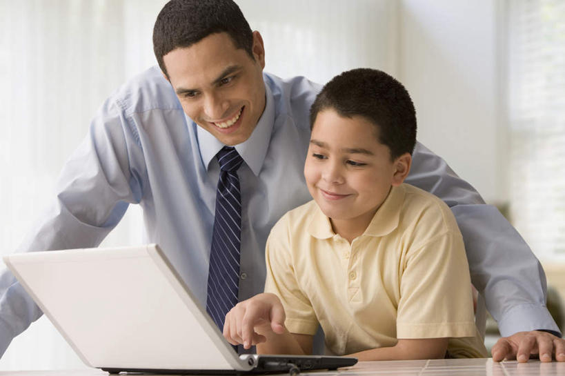 西方人,儿童,中年人,两个人,家庭,父亲,儿子,站,坐,笑,微笑,露齿笑,横图,室内,白天,正面,纯洁,电脑,笔记本电脑,桌子,欧洲,非洲,黑人,欧洲人,撑,敲打,阴影,反射,网络,影子,墙,注视,输入,通讯设备,书桌,墙壁,墙面,小孩,白色,课桌,打字,观察,看,站着,温暖,温馨,父子,一家人,父爱,可爱,童年,童趣,观看,点击,一台,敲击,和睦,察看,无线,撑着,关注,通信设备,无线网络,无线上网,便携式电脑,童真,烂漫,无邪,天真,按键,手提电脑,男孩,男人,男性,中年男性,非洲人,孩子,站立,坐着,半身,彩图,融洽,男生