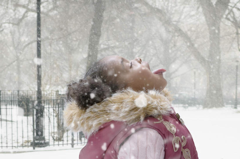 西方人,儿童,一个人,栏杆,站,闭眼,横图,室外,白天,侧面,纯洁,雪,大雪,路灯,照明,欧洲,欧洲人,仅一个女性,仅一个人,服装,朦胧,模糊,积雪,雪景,冬季,冬天,围栏,灯光,护栏,灯,小孩,衣服,站着,张嘴,仅一个小孩,温暖,寒冷,可爱,童年,童趣,服饰,羽绒服,保暖,照亮,御寒,照明设备,张大嘴巴,童真,烂漫,无邪,严寒,冬装,天真,女孩,女人,女性,白种人,孩子,张开嘴,闭眼睛,闭着眼,闭着眼睛,抬头,仰头,站立,半身,彩图,女生