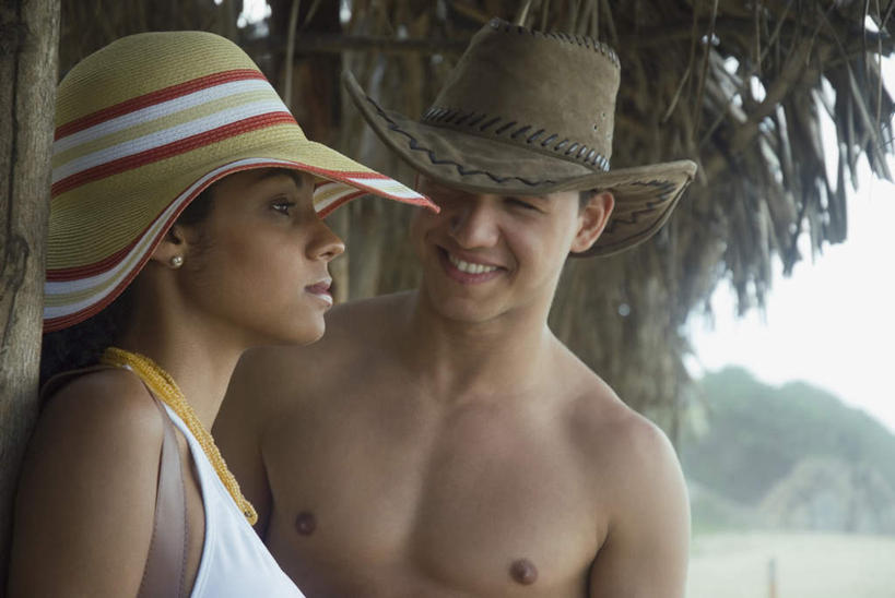 西方人,两个人,站,笑,微笑,露齿笑,横图,室外,白天,正面,泳装,比基尼,爱情,帽子,欧洲,非洲,黑人,欧洲人,阴影,光线,草帽,影子,草屋,浪漫,注视,裸露,阳光,观察,看,站着,温暖,温馨,恩爱,恋人,观看,和睦,察看,关注,裸,男人,男性,年轻男性,年轻女性,女人,女性,非洲人,情侣,站立,半身,彩图,三点式,泳衣,茅舍,茅屋,伴侣,融洽