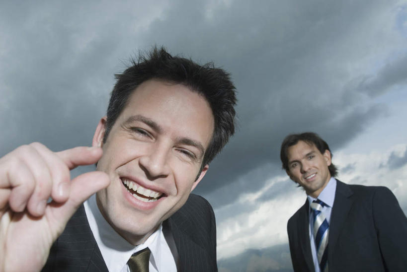 西方人,手,两个人,同事,商务人士,商务男性,站,笑,捏,微笑,露齿笑,横图,室外,白天,仰视,衬衫,成功,合作,团队,集体,信心,欧洲,欧洲人,套装,乌云,云,阴天,云朵,领带,捏着,云彩,注视,队伍,天空,天,观察,看,站着,手部,观看,单手,察看,领导,昏暗,象征,阴沉,庄重,成就,关注,商务装,身份,合伙,领袖,工薪阶层,正式,地位,男人,男性,中年男性,白种人,白领,上班族,站立,半身,彩图,低角度拍摄,衬衣