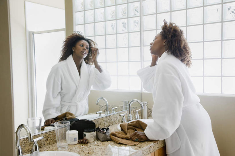 西方人,一个人,站,横图,室内,白天,侧面,浴袍,化妆,美容,镜子,卫生间,浴室,欧洲,非洲,黑人,欧洲人,仅一个女性,仅一个人,护肤,握,阴影,反射,纺织物,水槽,水龙头,影子,注视,水斗,开关,白色,化妆品,毛巾,打开,观察,看,清洁,站着,仅一个中年女性,保养,享受,休闲,睫毛膏,放松,握着,保健,观看,保暖,阀门,镜像,察看,开启,化妆用品,镜面,关注,眼妆,透气,养颜,防水,睫毛液,水咀,储水,耐磨,吸水,女人,女性,中年女性,非洲人,淋浴房,站立,半身,彩图,汤帷子,浴衣,冲凉房,沐浴间,沐浴室