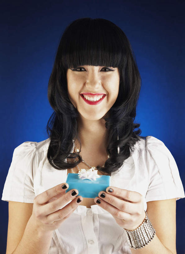 西方人,一个人,站,笑,微笑,露齿笑,竖图,室内,白天,正面,礼盒,礼物,欧洲,欧洲人,仅一个年轻女性,仅一个女性,仅一个人,握,阴影,蓝色背景,服装,装饰,反射,丝绸,丝带,影子,纸盒,缎带,指甲油,注视,休闲装,绸带,盒子,装饰品,一个,衣服,白色,黑色,包装盒,饰品,手链,首饰,礼品盒,观察,看,站着,休闲,休闲服,握着,摄影,服饰,手镯,礼品,影棚,单个,观看,华丽,修饰,点缀,察看,关注,镯子,衬托,美观,雅致,雅观,年轻女性,女人,女性,白种人,站立,半身,彩图,影棚拍摄,拍摄