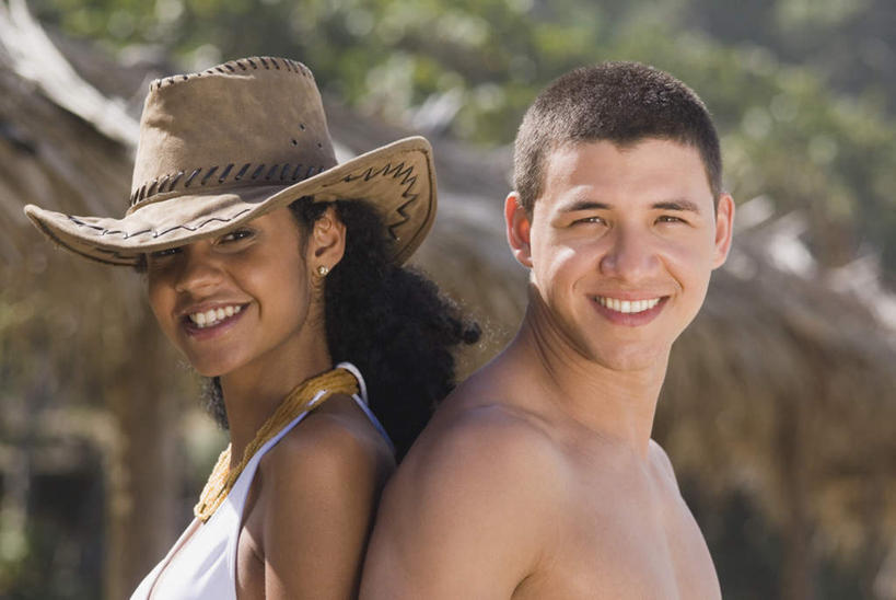 西方人,两个人,站,笑,微笑,露齿笑,横图,室外,白天,侧面,泳装,比基尼,爱情,旅游,度假,安全,美景,植物,帽子,欧洲,非洲,黑人,欧洲人,阴影,朦胧,模糊,光线,影子,草屋,景观,浪漫,扭头,依靠,注视,娱乐,裸露,树,树木,绿色,阳光,自然,观察,看,倚靠,站着,转头,背靠背,享受,休闲,温暖,温馨,牛仔帽,景色,恩爱,放松,背对背,恋人,生长,成长,观看,和睦,察看,关注,自然风光,裸,一顶,信任,男人,男性,年轻男性,年轻女性,女人,女性,白种人,非洲人,情侣,站立,半身,彩图,三点式,泳衣,茅舍,茅屋,伴侣,融洽