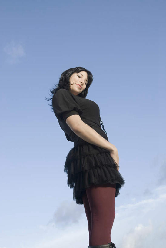 西方人,一个人,站,竖图,室外,白天,仰视,裙子,欧洲,欧洲人,仅一个年轻女性,仅一个女性,仅一个人,阴影,连衣裙,光线,影子,云,云朵,云彩,扭头,注视,袜子,蓝色,黑色,白云,蓝天,天空,阳光,天,低头,观察,看,站着,转头,搭,晴朗,观看,丝袜,察看,搭着,关注,垂头,年轻女性,女人,女性,白种人,晴空,站立,半身,彩图,低角度拍摄