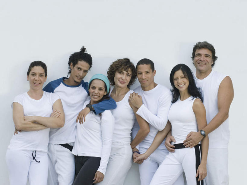 西方人,伙伴,朋友,站,抱,笑,双手交叉,微笑,露齿笑,横图,室内,白天,白色背景,正面,爱情,友谊,项链,欧洲,欧洲人,阴影,服装,时间,反射,时钟,手表,头巾,影子,许多人,浪漫,计时,注视,休闲装,装饰品,衣服,白色,饰品,首饰,钟表,观察,看,站着,一群人,休闲,温暖,温馨,休闲服,表,恩爱,恋人,摄影,服饰,影棚,抱着,观看,腕表,和睦,察看,双手抱胸,搂着,关注,友情,男人,男性,年轻男性,年轻女性,女人,女性,中年男性,中年女性,白种人,情侣,钟,搂,搂抱,站立,半身,彩图,影棚拍摄,拍摄,伴侣,融洽