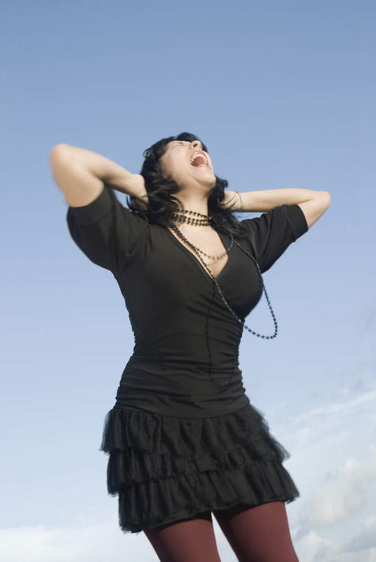 西方人,一个人,站,笑,大笑,竖图,室外,白天,仰视,裙子,兴奋,项链,欧洲,欧洲人,仅一个年轻女性,仅一个女性,仅一个人,一条,抱头,阴影,连衣裙,光线,影子,注视,袜子,装饰品,蓝色,黑色,蓝天,天空,阳光,饰品,首饰,天,观察,看,站着,张嘴,晴朗,观看,丝袜,察看,双手抱头,关注,张大嘴巴,万里无云,哈哈大笑,捧首,捧头,年轻女性,女人,女性,白种人,晴空,晴空万里,张开嘴,抬头,仰头,站立,半身,彩图,低角度拍摄,高兴,狂笑