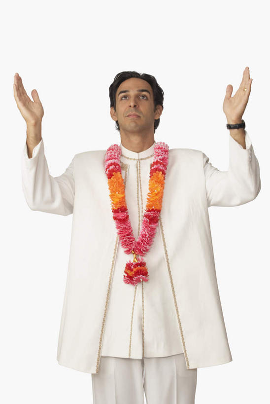 西方人,一个人,新娘,站,举,竖图,室内,白天,白色背景,正面,衬衫,西装,婚礼,快乐,欧洲,欧洲人,仅一个男性,仅一个人,阴影,套装,正装,庆祝,装饰,盛开,反射,花环,影子,结婚,花蕾,注视,职业装,花,花瓣,花朵,鲜花,仅一个年轻男性,白色,花苞,花蕊,观察,看,托,站着,喜庆,摄影,影棚,观看,纪念,华丽,修饰,点缀,察看,关注,衬托,美观,雅致,雅观,男人,男性,年轻男性,白种人,举起,举手,举着,向上举,向上伸,向上托,站立,半身,彩图,影棚拍摄,衬衣,高兴,拍摄