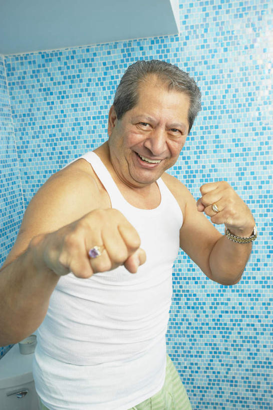 西方人,拳,一个人,站,笑,微笑,露齿笑,竖图,室内,白天,正面,卫生间,浴室,欧洲,欧洲人,仅一个男性,仅一个人,握,阴影,服装,反射,背心,瓷砖,影子,墙,注视,墙壁,墙面,衣服,蓝色,白色,观察,看,站着,仅一个老年男性,握着,服饰,观看,察看,衣着,穿着,关注,衣饰,老年男性,男人,男性,白种人,拳头,淋浴房,站立,半身,彩图,冲凉房,沐浴间,沐浴室