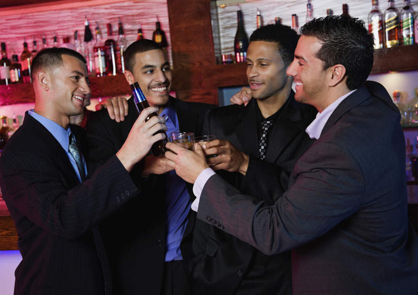 啤酒,西方人,四个人,同事,商务人士,商务男性,酒吧,站,笑,说,微笑,露齿笑,横图,室内,夜晚,正面,衬衫,聚会,奢侈,讨论,夜生活,成功,合作,团队,集体,信心,欧洲,非洲,黑人,欧洲人,一排,许多,握,套装,庆祝,整齐,领带,酒类,注视,娱乐,队伍,相视,酒,酒瓶,饮料,排列,玻璃瓶,瓶子,干杯,观察,看,碰杯,站着,休闲,面对面,放松,交际,友好,握着,观看,夜店,对视,庆贺,察看,领导,互视,象征,庄重,成就,队列,关注,礼仪,相对,商务装,身份,夜总会,敬酒,合伙,领袖,工薪阶层,相看,劝酒,正式,地位,交流,男人,男性,年轻男性,中年男性,白种人,非洲人,白领,上班族,沟通,讲话,交谈,商讨,说话,谈话,站立,半身,彩图,衬衣,酒吧间,酒馆