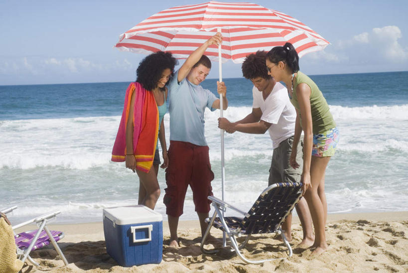 西方人,四个人,伙伴,朋友,站,举,横图,室外,白天,正面,爱情,旅游,度假,友谊,海浪,海洋,美景,沙滩,椅子,欧洲,非洲,黑人,欧洲人,握,阴影,服装,光线,伞,沙子,影子,雨伞,遮阳伞,塑料,躺椅,海岸,景观,浪花,云,云朵,沙地,浪漫,云彩,注视,休闲装,娱乐,阳伞,盒子,衣服,蓝色,白云,蓝天,天空,阳光,自然,海水,容器,塑料制品,天,观察,看,托,站着,享受,休闲,温暖,温馨,休闲服,景色,恩爱,放松,握着,恋人,服饰,晴朗,观看,储藏,沙滩椅,和睦,察看,太阳伞,储存,关注,自然风光,海景,友情,男人,男性,年轻男性,年轻女性,女人,女性,白种人,非洲人,情侣,大海,风浪,海,海水的波动,海滩,近岸浪,涌浪,晴空,举起,举手,举着,向上举,向上伸,向上托,站立,彩图,全身,伴侣,融洽,贮存