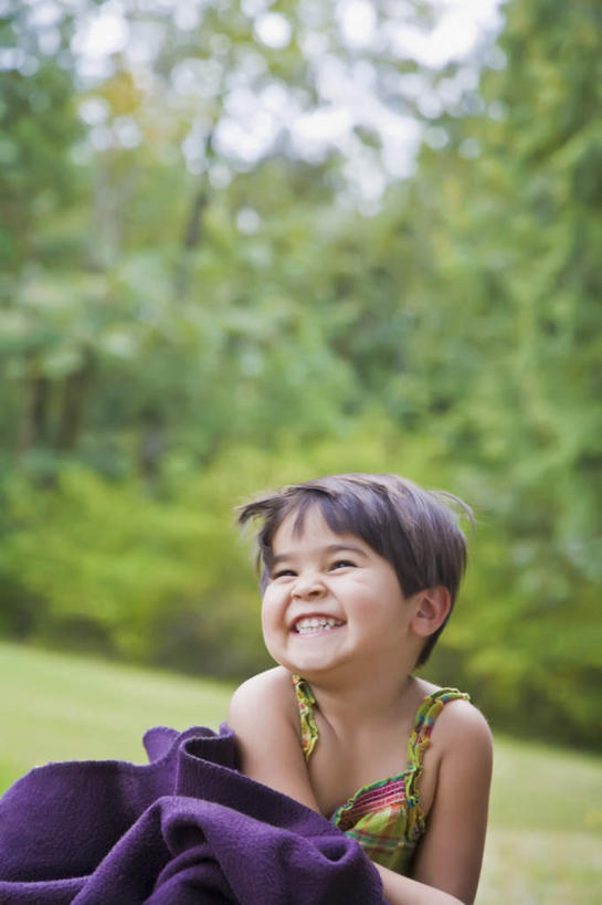 西方人,儿童,一个人,笑,微笑,露齿笑,竖图,室外,白天,正面,纯洁,草地,草坪,植物,纺织品,欧洲,欧洲人,仅一个女性,仅一个人,阴影,服装,朦胧,模糊,装饰,光线,毛毯,毯子,影子,注视,休闲装,草,树,树木,纺织,小孩,衣服,绿色,紫色,阳光,自然,垫子,观察,看,趴着,仅一个小孩,休闲,温暖,休闲服,可爱,童年,童趣,服饰,生长,成长,观看,华丽,修饰,点缀,察看,关注,童真,烂漫,无邪,衬托,美观,雅致,雅观,天真,女孩,女人,女性,白种人,孩子,趴,半身,彩图,女生