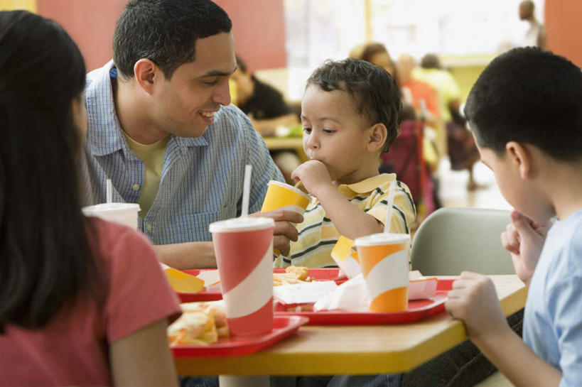 西方人,儿童,中年人,背部,四个人,家庭,夫妻,母亲,父亲,儿子,坐,吃,横图,室内,白天,正面,爱情,烹饪,西餐,纯洁,杯子,餐具,欧洲,欧洲人,喝,握,阴影,服装,朦胧,模糊,反射,碟子,盘,影子,塑料,汉堡,料理,食品,浪漫,注视,休闲装,菜肴,美食,食物,小孩,衣服,盘子,塑料制品,吸管,纸制品,碟,快餐,观察,看,休闲,温暖,温馨,父子,母子,一家人,休闲服,恩爱,父爱,可爱,母爱,童年,童趣,西式,握着,恋人,服饰,佳肴,观看,纸杯,和睦,察看,空心,关注,一次性杯子,童真,西式快餐,垃圾食品,烂漫,无邪,饮管,天真,男孩,男人,男性,女人,女性,中年男性,中年女性,白种人,孩子,夫妇,情侣,嚼,食,坐着,半身,彩图,伴侣,融洽,男生,圆柱状