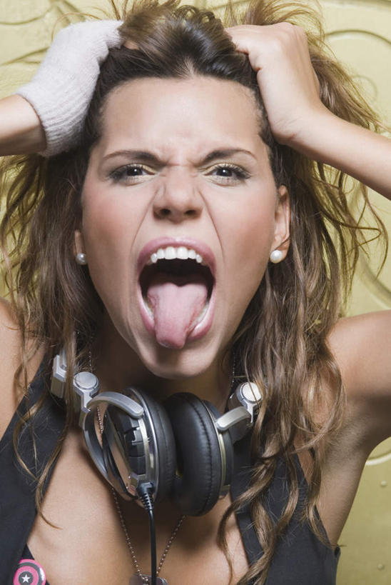 西方人,脸,头,脸颊,头发,一个人,竖图,室内,特写,白天,正面,快乐,满意,幸福,欧洲,欧洲人,仅一个年轻女性,仅一个女性,仅一个人,抱头,阴影,黄色背景,反射,影子,棕色,音响,音乐,注视,娱乐,耳钉,吐舌头,肩膀,装饰品,一个,耳机,饰品,首饰,观察,看,伸舌头,享受,休闲,鬼脸,吐舌,放松,摄影,影棚,单个,观看,察看,双手抱头,舒适,享乐,关注,耳饰,捧首,捧头,年轻女性,女人,女性,白种人,头部,长发,卷发,脸部,脸蛋,面部,半身,彩图,影棚拍摄,拍摄