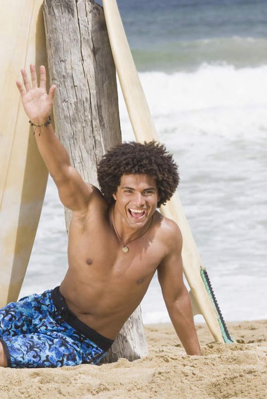 西方人,一个人,坐,举,笑,微笑,露齿笑,竖图,室外,白天,正面,海浪,海洋,沙滩,欧洲,非洲,黑人,欧洲人,仅一个男性,仅一个人,阴影,短裤,裤子,朦胧,模糊,光线,冲浪板,沙子,影子,海岸,浪花,沙地,注视,运动器械,裸露,仅一个年轻男性,阳光,海水,观察,看,托,健身器械,沙滩裤,观看,察看,关注,裸,健身器材,海景,冲浪装备,男人,男性,年轻男性,非洲人,大海,风浪,海,海水的波动,海滩,近岸浪,涌浪,举起,举手,举着,向上举,向上伸,向上托,坐着,半身,彩图,运动器材