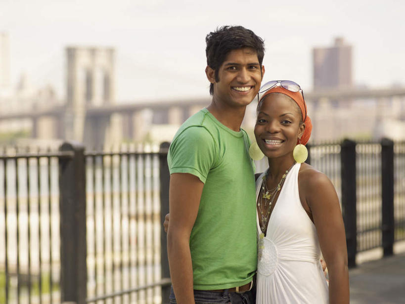 西方人,两个人,栏杆,站,笑,微笑,露齿笑,横图,室外,白天,侧面,爱情,旅游,度假,河流,日落,水,标志建筑,城市,大桥,地标,建筑,桥梁,帽子,欧洲,纽约,非洲,美国,黑人,欧洲人,亚洲,服装,朦胧,模糊,河水,水流,晚霞,霞光,落日,布鲁克林大桥,围栏,桥,曼哈顿,浪漫,注视,休闲装,娱乐,建设,护栏,装饰品,衣服,黄昏,耳环,饰品,首饰,观察,看,靠,靠着,站着,享受,休闲,温暖,温馨,休闲服,钢索,旅游胜地,彩霞,恩爱,放松,恋人,服饰,吊桥,观看,和睦,察看,北美,北美洲,关注,美洲,纽约州,布鲁克林桥,帝国之州,帝国州,北亚美利加洲,亚美利加洲,耳饰,石桥墩,夕照,男人,男性,年轻男性,年轻女性,女人,女性,非洲人,亚洲人,印度人,情侣,夕阳,站立,半身,彩图,伴侣,融洽,曼哈顿岛,斜阳