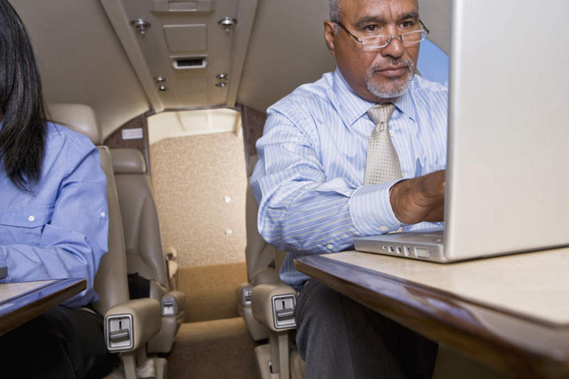 西方人,两个人,同事,商务人士,商务男性,商务女性,坐,横图,室内,白天,正面,衬衫,成功,合作,团队,集体,信心,电脑,笔记本电脑,飞机,欧洲,非洲,黑人,欧洲人,一副,敲打,阴影,套装,反射,网络,眼镜,影子,领带,交通,注视,输入,通讯设备,航空,队伍,交通工具,打字,观察,看,运输,一架,观看,老花镜,点击,敲击,两台,察看,无线,领导,客机,象征,庄重,成就,关注,载具,通信设备,商务装,身份,无线网络,合伙,领袖,无线上网,便携式电脑,工薪阶层,正式,地位,远视眼镜,按键,手提电脑,老年男性,男人,男性,女人,女性,中年女性,非洲人,白领,上班族,坐着,半身,彩图,衬衣