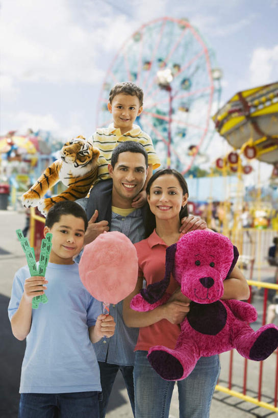 西方人,儿童,中年人,四个人,家庭,夫妻,母亲,父亲,儿子,游乐园,笑,微笑,露齿笑,竖图,室外,白天,正面,爱情,游戏,纯洁,游乐场,熊,玩具,欧洲,欧洲人,握,阴影,服装,光线,玩偶,影子,云,云朵,摩天轮,食品,糖,糖果,甜点,甜品,泰迪熊,软糖,浪漫,玩,云彩,注视,休闲装,娱乐,棉花糖,食物,小孩,骑,衣服,蓝色,白云,蓝天,天空,阳光,玩具熊,甜食,天,观察,看,扛,休闲,温暖,温馨,父子,母子,一家人,休闲服,恩爱,父爱,可爱,母爱,童年,童趣,益智,握着,恋人,服饰,毛绒玩具,游乐设施,晴朗,观看,活动,安慰,和睦,察看,发泄,关注,消遣,智力,童真,烂漫,无邪,费里斯大转轮,宣泄,罗斯福熊,乐园,游艺设施,扛在肩上,骑在肩上,天真,男孩,男人,男性,女人,女性,中年男性,中年女性,白种人,孩子,夫妇,情侣,晴空,玩耍,嬉戏,半身,彩图,伴侣,融洽,男生