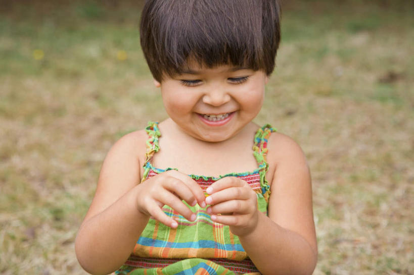 西方人,儿童,一个人,站,笑,微笑,露齿笑,横图,室外,白天,正面,纯洁,草地,草坪,植物,欧洲,欧洲人,仅一个女性,仅一个人,握,阴影,服装,朦胧,模糊,光线,影子,注视,休闲装,草,小孩,衣服,绿色,阳光,低头,观察,看,站着,仅一个小孩,休闲,休闲服,可爱,童年,童趣,握着,服饰,观看,察看,关注,童真,烂漫,无邪,天真,女孩,女人,女性,白种人,孩子,站立,半身,彩图,女生