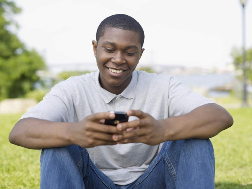 西方人,一个人,坐,笑,打电话,微笑,露齿笑,横图,室外,白天,正面,草地,草坪,植物,电话,手机,欧洲,非洲,黑人,欧洲人,仅一个男性,仅一个人,握,阴影,服装,裤子,朦胧,模糊,光线,影子,注视,牛仔裤,休闲装,通讯设备,草,树,树木,仅一个年轻男性,衣服,蓝色,绿色,蓝天,天空,阳光,自然,天,低头,观察,看,休闲,休闲服,握着,服饰,生长,晴朗,成长,观看,察看,关注,万里无云,一部,垂头,交流,男人,男性,年轻男性,非洲人,晴空,晴空万里,沟通,通话,坐着,半身,彩图