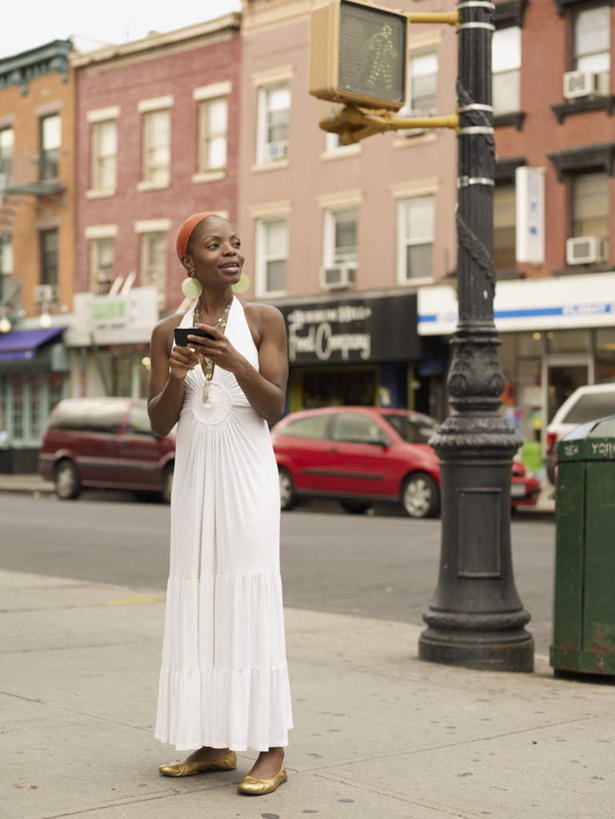 西方人,一个人,家,站,打电话,竖图,室外,白天,正面,裙子,道路,路,路灯,公路,汽车,电话,手机,照明,欧洲,非洲,黑人,欧洲人,仅一个女性,仅一个人,握,阴影,连衣裙,光线,影子,房屋,屋子,公寓,灯光,交通,注视,通讯设备,洋房,楼房,住宅,车,灯,白色,阳光,交通工具,轿车,观察,看,站着,仅一个中年女性,握着,观看,照亮,察看,照明设备,关注,载具,一部,交流,女人,女性,中年女性,非洲人,马路,沟通,抬头,通话,仰头,站立,彩图,全身,房子