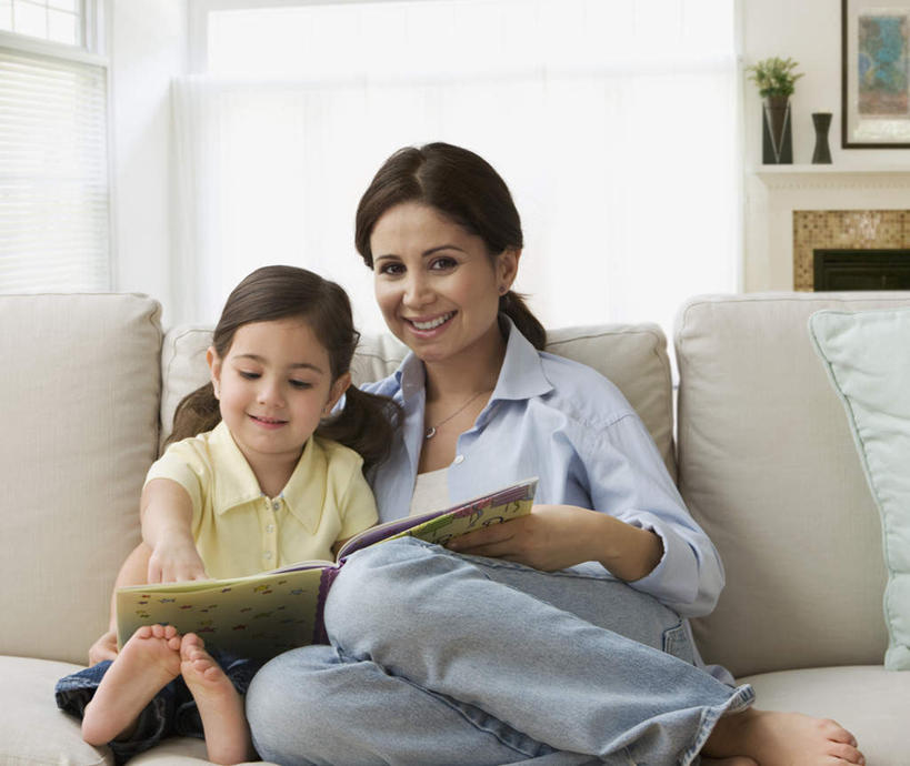 西方人,儿童,两个人,家庭,母亲,女儿,客厅,坐,笑,微笑,露齿笑,横图,室内,白天,正面,纯洁,沙发,书籍,欧洲,欧洲人,一本,握,阴影,服装,反射,影子,墙,注视,休闲装,墙壁,墙面,小孩,衣服,白色,观察,看,休闲,温暖,温馨,母女,一家人,休闲服,可爱,母爱,童年,童趣,握着,服饰,观看,和睦,察看,起居室,关注,布艺沙发,童真,烂漫,无邪,客堂,天真,年轻女性,女孩,女人,女性,白种人,孩子,年轻人,书,图书,坐着,半身,彩图,融洽,女生