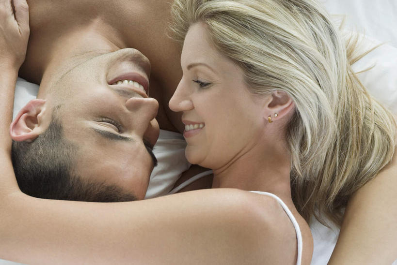 西方人,脸,头,脸颊,两个人,躺,抱,笑,微笑,露齿笑,横图,俯视,室内,特写,白天,爱情,床,卧室,欧洲,欧洲人,阴影,反射,影子,床单,浪漫,注视,被子,肩膀,观察,看,温暖,温馨,恩爱,恋人,单人床,抱着,观看,和睦,察看,被单,搂着,关注,卧着,男人,男性,年轻男性,年轻女性,女人,女性,白种人,头部,脸部,脸蛋,面部,情侣,搂,搂抱,躺着,卧,半身,彩图,高角度拍摄,睡房,卧房,伴侣,融洽