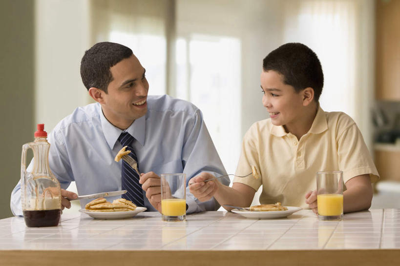 点心,果汁,西方人,儿童,中年人,两个人,家庭,父亲,儿子,商务人士,商务男性,坐,笑,微笑,露齿笑,横图,室内,白天,正面,衬衫,纯洁,餐桌,桌子,杯子,餐具,欧洲,欧洲人,握,阴影,套装,服装,反射,粘稠,叉子,刀叉,刀子,碟子,盘,影子,调料,橙汁,食品,糖,领带,饮品,调味品,调味料,注视,休闲装,文化,小吃,玻璃制品,食物,糕点,饮料,小孩,衣服,盘子,水杯,碟,甜食,观察,看,休闲,温暖,温馨,父子,一家人,休闲服,父爱,可爱,童年,童趣,握着,服饰,餐台,观看,糖浆,和睦,察看,象征,庄重,甜橙,关注,可口,餐刀,薄饼,商务装,身份,工薪阶层,童真,黏稠,烂漫,无邪,餐叉,正式,地位,浓厚,适口,法国薄饼,天真,男孩,男人,男性,中年男性,白种人,孩子,白领,上班族,玻璃杯,进餐用具,橙子,橙,坐着,半身,彩图,衬衣,鹄壳,黄橙,黄果,金橙,金环,金球,糖橙,融洽,男生