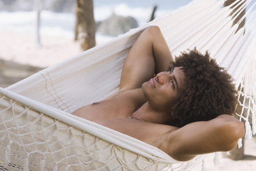 西方人,一个人,躺,横图,室外,白天,侧面,床,吊床,欧洲,非洲,黑人,欧洲人,仅一个男性,仅一个人,抱头,吊挂,悬挂,阴影,朦胧,模糊,光线,影子,挂,注视,裸露,仅一个年轻男性,阳光,观察,看,享受,观看,察看,双手抱头,安逸,关注,裸,捧首,捧头,安适,清闲,卧着,男人,男性,年轻男性,非洲人,躺着,卧,半身,彩图