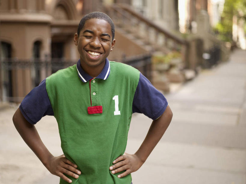 西方人,儿童,一个人,站,闭眼,笑,微笑,露齿笑,横图,室外,白天,正面,纯洁,楼梯,道路,路,欧洲,非洲,黑人,欧洲人,仅一个男性,仅一个人,阴影,服装,朦胧,模糊,光线,标志,数字,文字,影子,字符,阶梯,小路,交通,休闲装,标识,台阶,小孩,衣服,阳光,站着,仅一个小孩,休闲,休闲服,可爱,童年,童趣,阿拉伯数字,服饰,童真,烂漫,无邪,天真,男孩,男人,男性,非洲人,孩子,闭眼睛,闭着眼,闭着眼睛,站立,半身,彩图,男生