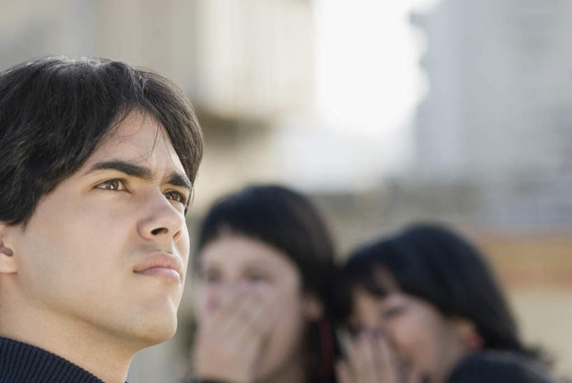 西方人,三个人,伙伴,朋友,站,横图,室外,白天,正面,友谊,欧洲,欧洲人,阴影,服装,朦胧,模糊,光线,影子,注视,休闲装,衣服,阳光,观察,看,站着,休闲,休闲服,遮,遮掩,服饰,观看,察看,掩盖,遮挡,关注,遮盖,掩饰,友情,男人,男性,年轻男性,年轻女性,女人,女性,白种人,站立,半身,彩图