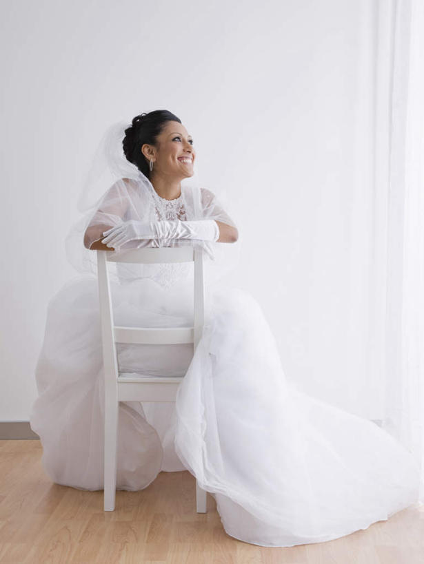 西方人,一个人,新娘,坐,笑,微笑,竖图,室内,白天,正面,婚纱,婚礼,快乐,地板,椅子,欧洲,欧洲人,仅一个年轻女性,仅一个女性,仅一个人,阴影,庆祝,反射,影子,木椅,地面,结婚,注视,木地板,白色,观察,看,喜庆,搭,观看,纪念,察看,搭着,关注,年轻女性,女人,女性,白种人,抬头,仰头,坐着,彩图,全身,婚礼服,礼服,高兴