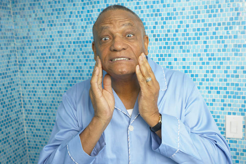 西方人,一个人,站,笑,摸,微笑,露齿笑,横图,室内,白天,正面,欧洲,非洲,黑人,欧洲人,仅一个男性,仅一个人,仅一个中年男性,抚摸,阴影,服装,时间,反射,瓷砖,时钟,手表,影子,墙,计时,注视,休闲装,墙壁,墙面,衣服,蓝色,钟表,观察,看,站着,休闲,休闲服,表,服饰,观看,腕表,察看,关注,男人,男性,中年男性,非洲人,钟,触摸,接触,站立,半身,彩图